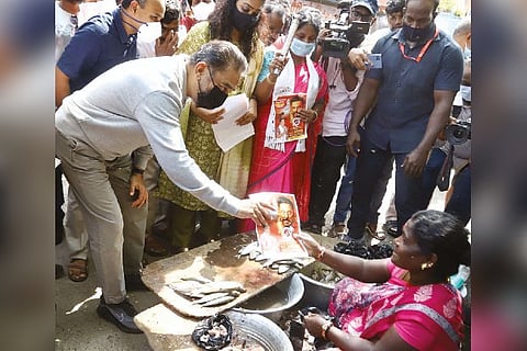 MNM president Kamal Haasan campaigning for ward 123 party candidate Maala in Visalakshi Thottam.