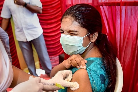 A health worker administers vaccine to a woman (Photo: PTI)