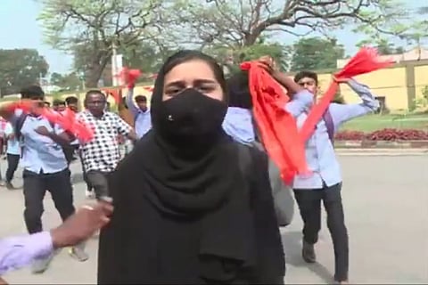 A muslim student holding her ground against the saffron-wearing group