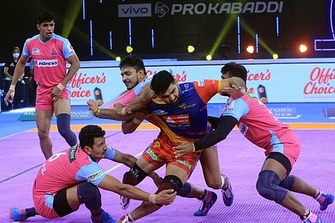 Pardeep Narwal of UP Yoddha in action against Jaipur Pink Panthers (Image: PKL)