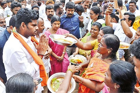 Women welcome BJP state president K Annamalai with ?aarti? in Tirupur on Monday