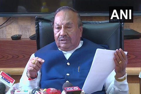 Minister K.S. Eshwarappa and Congress' Shivakumar traded barbs over "safffron flag" controversy.