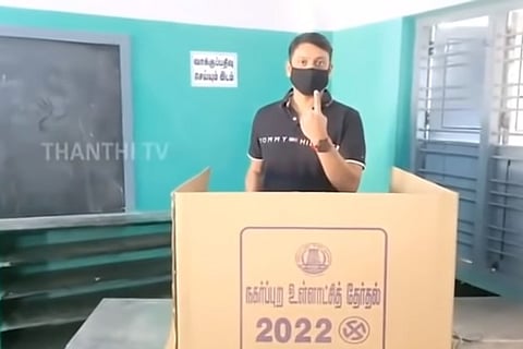 Imtiaz Sharif casting his vote (Source: Thanthi TV)