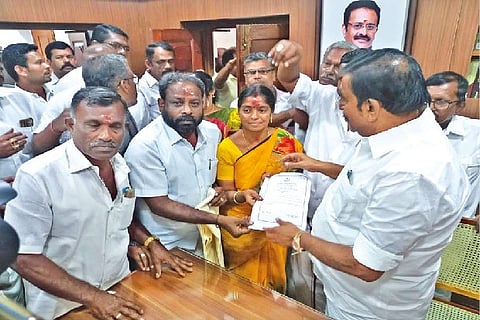 Independent members from Manapparai Municipality meeting Minister KN Nehru