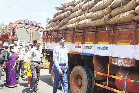 Civil Supplies CID SP Baskaran inspecting a lorry in Thanjavur on Friday