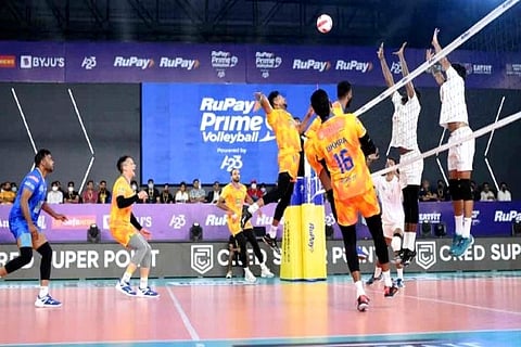 Action between Chennai Blitz (yellow) and Ahmedabad Defenders (Credit: IANS)