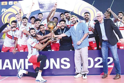 Actor Vijay Deverakonda (centre) hands over the PVL trophy to Kolkata Thunderbolts (File)