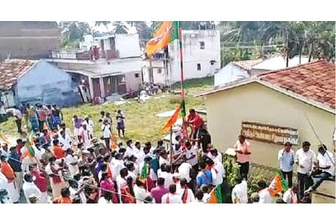 BJP workers protesting in Salem on Monday