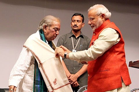 A picture of Modi honoring the legendary Kathak dancer Birju Maharaj (Credit: Twitter/@narendramodi)