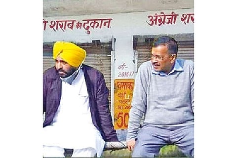 Debunked: Photo of AAP leaders in front of wine shop