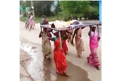 Women carrying the body in a cot to the police station in Tiruvannamalai district on Wednesday