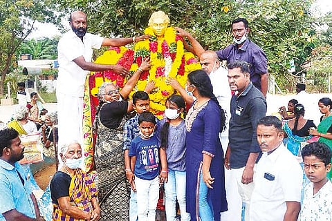 Dravida Selvi and family members garlanding the statue of Chinnasamy at Keezhapazhur in Ariyalur