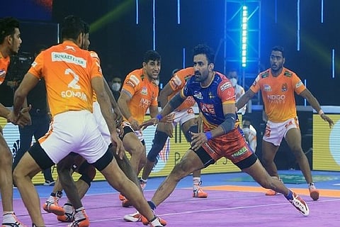 U.P Yoddha raider Surender Gill attempts a raid against Puneri Paltan (Image credit: Twitter/PKL)