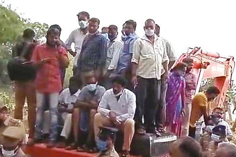 The residents arguing with the police and officials