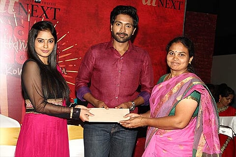 Actors Nandita Sweta and Vikram Prabhu give out the prize to a winner