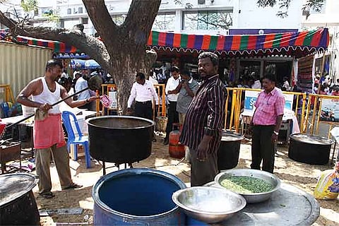 Protesting government employees prepare food on the premises of Ezhilagam (Photo: Prakaash)