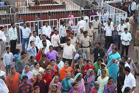 Women in Shani Shingnapur temple