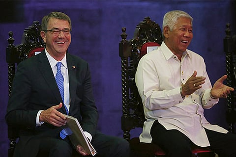 US Defence Secretary Ash Carter (L) and his Philippine counterpart Voltaire Gazmin  address media