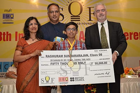 Raghuram Sundara Rajan of Class 8 from Sri Sankara Sr. Sec. School getting the award