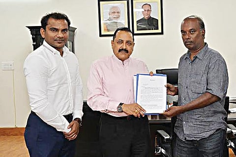 A member presenting the memorandum to Minister of State Jitendra Singh