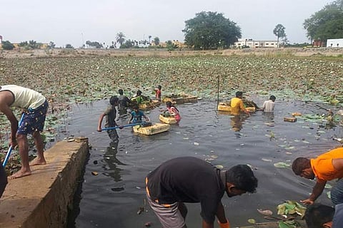 The volunteers of The Candles busy cleaning the pond at Kristhukandigai village
