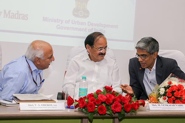 VS Oberoi having a word with M Venkaiah Naidu and Bhaskar Ramamurthi of IIT-M (Photo: Justin George)