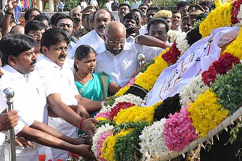 Tamil Nadu ministers placing a wreath at Immanuvel Sekaran?s memorial in Paramakudi