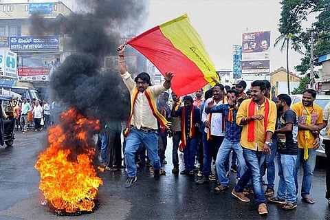 Activists from Karnataka burn the effigy of Tamil Nadu Chief Minister, J Jayalalitha
