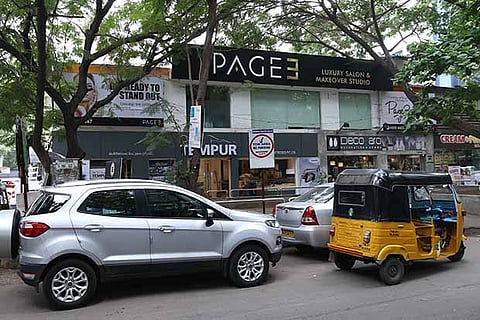 Cars are parked haphazardly in front of shops and residences (Photo: Manivasagan Namasivayam)