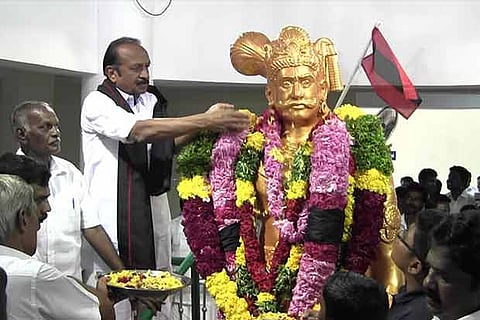 MDMK leader Vaiko garlanding the statue of Veerapandiya Kattabomman at Kayathar