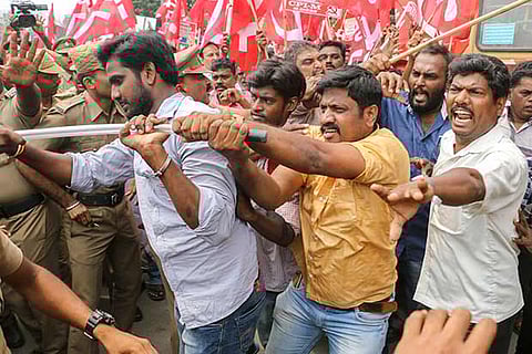 Left parties? cadre attempt to break the police cordon at Chennai Central station