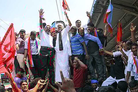 PWF leaders Vaiko and Thol Thirumavalavan joining a rail blockade agitation (Photo: Justin George)