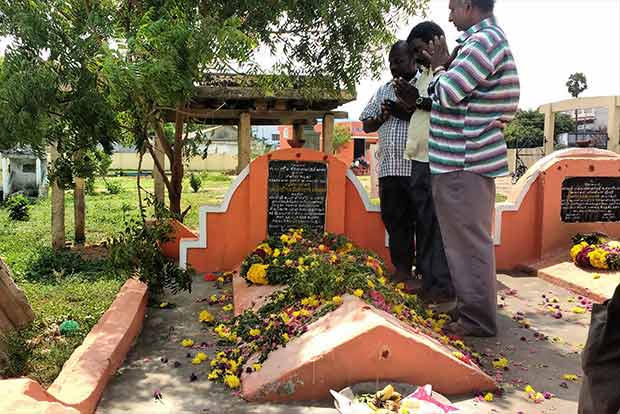 Fans of MK Thyagaraja Bhagavathar pay tributes to the superstar on his death anniversary at his tomb