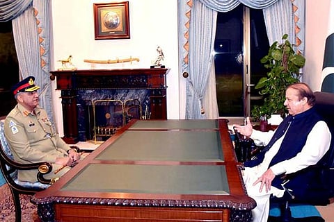 Pakistan's PM Nawaz Sharif (R) talks with Qamar Javed Bajwa, Pakistan's new Army Chief (L)