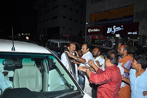 The vehicle of MDMK leader Vaiko being blocked by DMK men near the Kauvery Hospital in Alwarpet