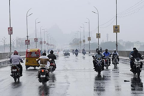 Motorists crossing the Cauvery bridge in Tiruchy braving heavy rains on December 28
