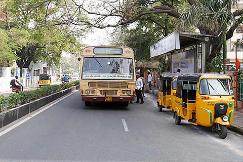 Autorickshaws blocking an MTC bus from stopping at a bus shelter (Photo: Manivasagan N)