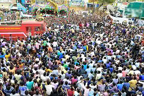A huge number of protesters gathered at Alanganallur village