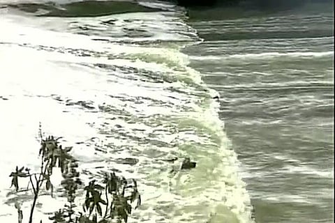 Visuals from Bellandur lake, where debris had caught fire (ANI, Twitter)