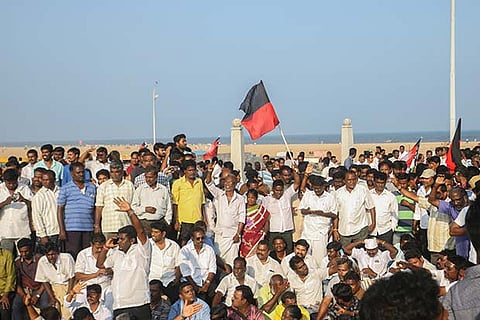 People and DMK cadre gather on the Marina to protest the arrest of MK Stalin (Photos: Justin George)