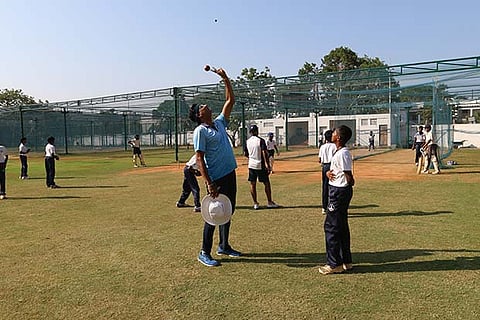 Sunil Subramaniam coaching Tamil Nadu?s under-12 team at Chepauk