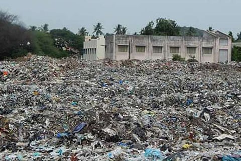 Garbage dumped on the lake bund causes pollution and health problems to residents