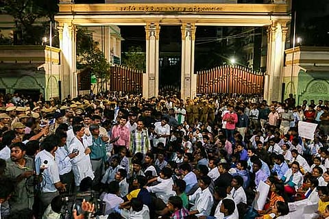 Heated exchange between doctors and students in front of the Rajiv Gandhi Medical College Hospital