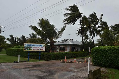Thousands shelter as 'screaming, howling' Cyclone Debbie hits north Australia