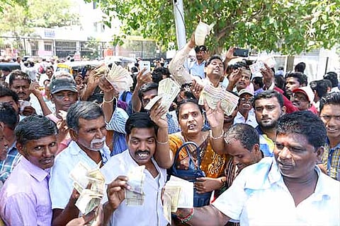 A big crowd outside the RBI in Chennai (Photo: Manivasagan N)