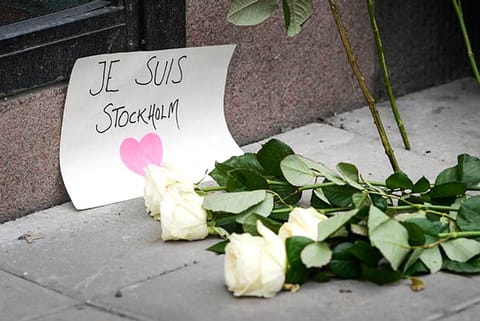 Flowers and a note "Je suis Stockholm" (I am Stockhlom) are placed on April 8