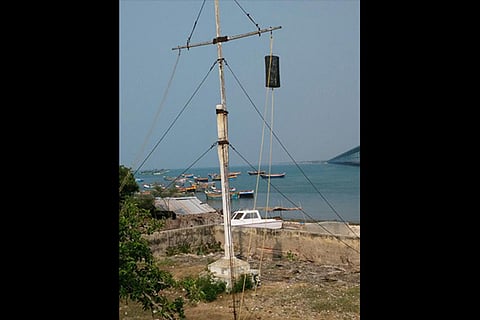Cyclone warning flag number 2 hoisted at Pamban?(Photo: Bala)