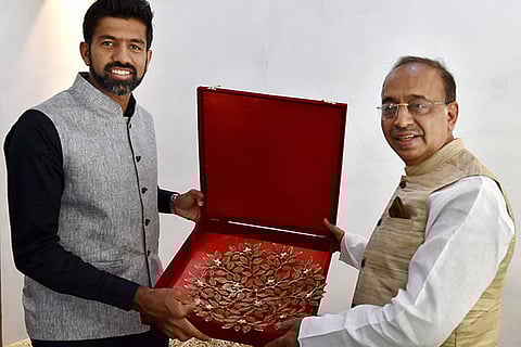 Vijay Goel presents a memento to Rohan Bopanna