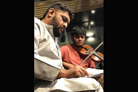 Navneeth Sundar performing at the Carnatic iPad concert