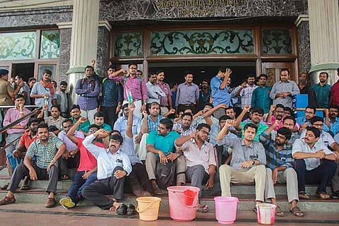 MMC students protested with empty buckets